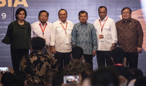 Wakil Presiden Jusuf Kalla (ketiga kanan), Menteri Perhubungan Budi Karya Sumadi (kedua kanan), Menteri Keuangan Sri Mulyani (kiri), Menteri PPN/Kepala Bappenas Bambang Brodjonegoro (kanan), Steering Commitee Perhimpunan Organisasi Alumni Perguruan Tinggi Negeri Indonesia (HIMPUNI) Akhmad Muqowam (kedua kanan) dan Ketua IKA UNDIP sekaligus Dirut BTN Maryono (ketiga kiri) berfoto bersama dalam Seminar dan Dialog Nasional Penyiapan Sumber Daya Manusia Indonesia Menghadapi Revolusi Industri ke-4 di Jakarta, Senin (14/1/2019).