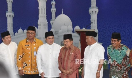 Wakil Presiden Jusuf Kalla (ketiga kanan) selaku Ketua Umum Dewan Masjid Indonesia berbincang dengan pendiri Mahaka Group Erick Thohir (ketiga kiri), pengusaha muslim Boy Thohir (kiri), Menteri PUPR Basuki Hadimuljono (kedua kanan), Menteri Agraria dan Tata Ruang/Kepala BPN Sofyan Djalil (kanan) dan Wakil Walikota Depok Pradi Supriatna (kedua kiri) usai peletakan batu pertama pembangunan Masjid At-Thohir di Cimanggis, Depok, Jawa Barat, Sabtu (31/3).