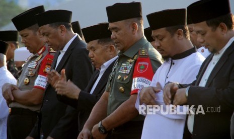 Wakil Gubernur Sulsel Andi Sudirman Sulaiman (kedua kanan)