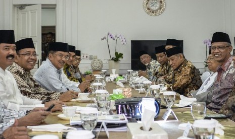 Wakil Presiden Jusuf Kalla (ketiga kiri) bersama Menteri Sekretariat Negara Pratikno (kedua kiri), dan Panglima TNI Marsekal TNI Hadi Tjahjanto (kiri) melakukan pertemuan dengan Ketua Umum Pimpinan Pusat Muhammadiyah Haedar Nashir (kanan), mantan Rais Aam PBNU Ma'ruf Amin (kedua kanan), Ketua Umum Pengurus Besar Nahdlatul Ulama (PBNU) Said Agil Siradj (ketiga kanan) dan pengurus ormas lainnya di Rumah Dinas Wakil Presiden, Jakarta, Jumat (26/10/2018).