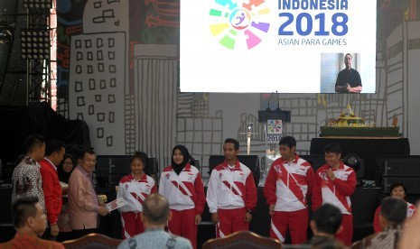 Wakil Presiden Jusuf Kalla (ketiga kiri) didampingi Menpora Imam Nahrawi (kedua kiri), Ketua INAPGOC Raja Sapta Oktohari (kiri) menyerahkan secara simbolis bonus kepada perwakilan atlet peraih medali dalam SEA Games dan ASEAN Paragames Kuala Lumpur 2017 disela seremonial perhitungan mundur Asian Para Games 2018 di JIExpo, Jakarta, Jumat (6/10).