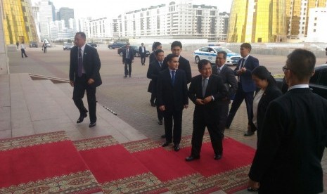 Wakil Presiden Jusuf Kalla ketika tiba di Kazakhstan, Jumat (8/9). Kalla berada di Kazakhstan untuk mengikuti acara Konferensi Tingkat Tinggi Organisasi Kerjasama Islam pada Ahad (10/9) besok.