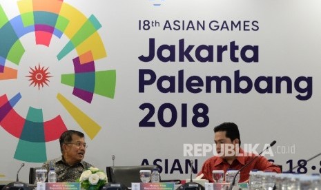 Wakil Presiden Jusuf Kalla (kiri) berbincang dengan ketua KOI Erick Thohir sebelu rapat Asian Games bersama Inasgoc di Jakarta, Sabtu (25/3).