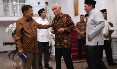 Wakil Presiden Jusuf Kalla (kiri) berbincang dengan mantan wapres Try Sutrisno (tengah), seusai pertemuan dengan sejumlah tokoh nasional di rumah dinas Wakil Presiden, Jakarta Pusat, Kamis (23/5/2019). Pertemuan tersebut guna membahas persatuan bangsa. 