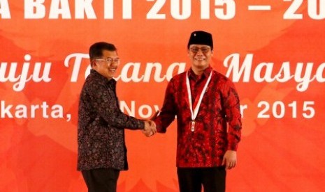 Wakil Presiden Jusuf Kalla (kiri) bersalaman dengan Ketua Persatuan Alumni Gerakan Mahasiswa Nasional Indonesia (PA GMNI) Ahmad Basarah (kanan) saat pengukuhan Dewan Pengurus Pusat Persatuan Alumni Gerakan Mahasiswa Nasional Indonesia (DPP PA GMNI) di Jaka