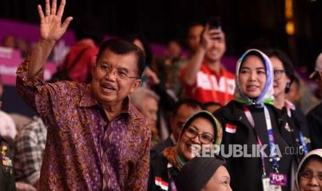 Wakil Presiden Jusuf Kalla (kiri) didampingi Ketua Umum Pengurus Besar Persatuan Senam Indonesia (PB Persani) Ilya Avianti (tengah) menyaksikan final individual alat simpai Senam ritmik semua alat (All Around) Asian Games 2018 di Jakarta International Expo (JIEXPO) Kemayoran, Jakarta, Selasa (28/8).