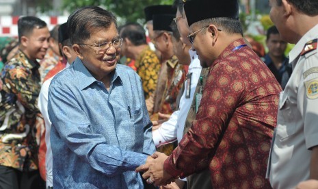 Wakil Presiden Jusuf Kalla (kiri) disambut sejumlah pejabat setibanya di Bandara Sultan Thaha, Jambi, Sabtu (24/11/2018).