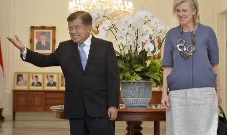 Wakil Presiden Jusuf Kalla (kiri) menerima Putri Astrid dari Kerajaan Belgia (kanan) di Istana Wapres, Jakarta, Senin (14/3).