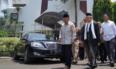 Wakil Presiden Jusuf Kalla (kiri) menerima Wakil Presiden terpilih Ma'ruf Amin di Istana Wakil Presiden, Jakarta, Jumat (4/10/2019). 