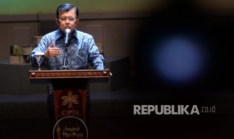 Wakil Presiden Jusuf Kalla mebaca puisi karyanya berjudul 