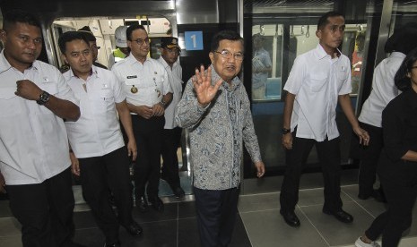 Wakil Presiden Jusuf Kalla melambaikan tangan seusai meninjau pengoperasian MRT (Mass Rapid Transit) di Stasiun MRT Bundaran HI, Jakarta, Rabu (20/2/2019).