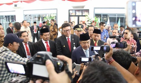 Wakil Presiden Jusuf Kalla melantik 1.994 Muda Praja IPDN Angkatan XXIX tahun 2018 di Lapangan Parade Abdi Praja Kampus Institut Pemerintahan dalam Negeri Jatinangor Kabupaten Sumedang, Jumat (2/10)