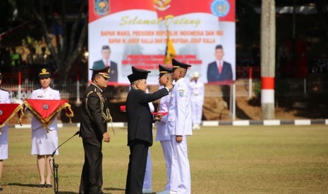 Wakil Presiden Jusuf Kalla melantik praja terbaik IPDN dalam acara lulusan di Kampus Jatinangor Jawa Barat