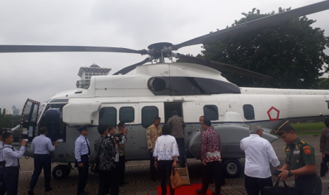 Wakil Presiden Jusuf Kalla memantau titik kemacetan lalu lintas  se-Jabodetabek melalui jalur udara dengan helikopter Super Puma TNI AU dari Monumen Nasional (Monas), Jalan Medan Merdeka Timur, Jakarta, Senin (28/1).  