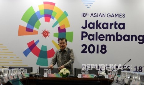 Wakil Presiden Jusuf Kalla memasuki ruangan rapat Asian Games bersama Inasgoc di Jakarta, Sabtu (25/3).