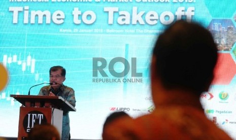 Wakil Presiden Jusuf Kalla memberi sambutan dalam acara Indonesia Economic & Market Outlook 2015: Time to Take Off, Jakarta, Kamis (29/1).(Republika/ Yasin Habibi)