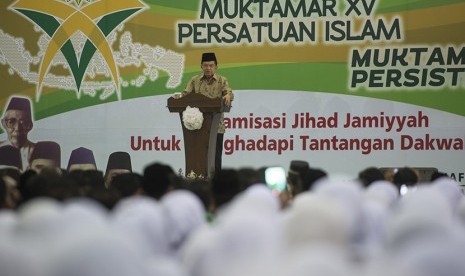 Wakil Presiden Jusuf Kalla memberi sambutan dalam pembukaan Muktamar XV Persatuan Islam (Persis) dan Muktamar XII Persistri di Asrama Haji Pondok Gede, Jakarta, Sabtu (21/11).