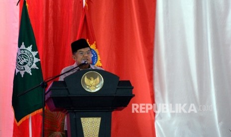  Wakil Presiden Jusuf Kalla memberikan arahan pada Penutupan Tanwir Muhammadiyah di Islamic Center, Ambon, Maluku, Ahad (26/2). 