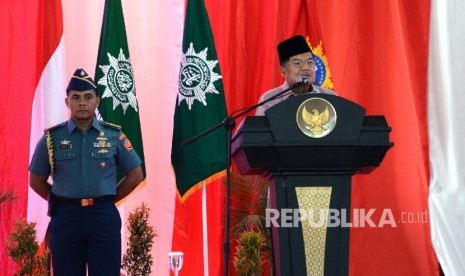 Wakil Presiden Jusuf Kalla memberikan arahan pada Penutupan Tanwir Muhammadiyah di Islamic Center, Ambon, Maluku, Ahad (26/2). 