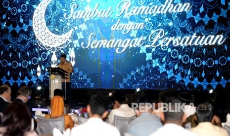 Wakil Presiden Jusuf Kalla memberikan arahan saat buka bersama Kadin di Jakarta, Rabu (7/6). Dalam buka bersama ini Wapres Jusuf Kalla memberikan bantuan secara simbolis kepada 200 yatim.