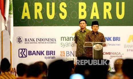  Wakil Presiden Jusuf Kalla memberikan arahan saat penutupan Kongres Ekonomi Umat 2017 di Jakarta, Senin (24/4). 