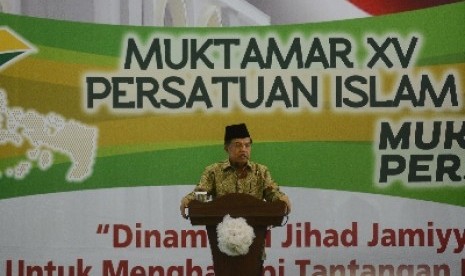 Wakil Presiden Jusuf Kalla memberikan kata sambutan sekaligus membuka Muktamar Persatuan Islam (Persis) yang Ke-XV di Asrama Haji Pondok Gede, Jakarta, Sabtu (21/11).