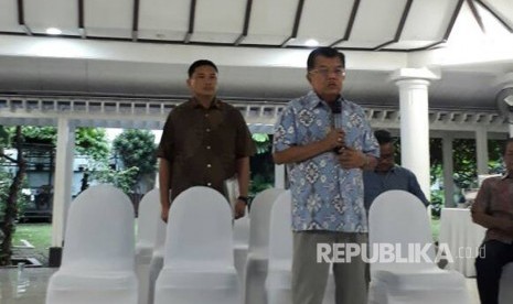 Vice President Jusuf Kalla gives a statement to the press to comment on quick count result of the second round of Jakarta gubernatorial election, Jakarta, Wednesday (April 19). 