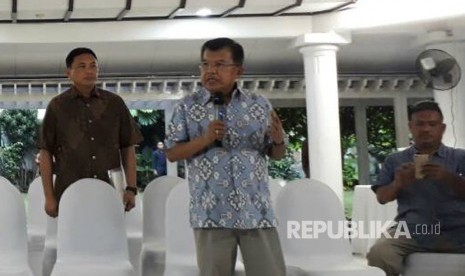 Wakil Presiden Jusuf Kalla memberikan keterangan pers hasil quick count Pilkada DKI Jakarta di Kediaman Dinas di Jakarta, Rabu (19/4). 