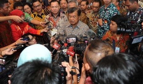 Wakil Presiden Jusuf Kalla memberikan keterangan pers usai membuka Rapat kerja nasional Realestate Indonesia (REI) 2015 di Jakarta, Rabu (2/12). 