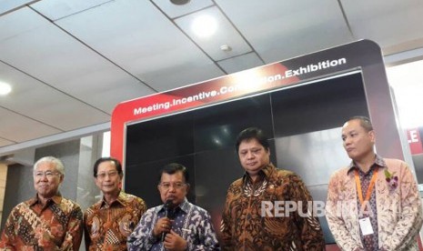 Wakil Presiden Jusuf Kalla memberikan keterangan pers usai pembukaan Indonesia International Motor Show di Jiexpo Kemayoran, Jakarta, Kamis (27/4).