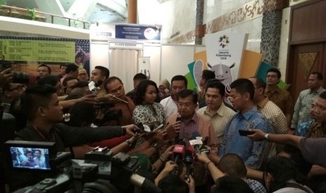 Wakil Presiden Jusuf Kalla memberikan keterangan usai meresmikan pameran peralatan dan perlengkapan olahraga, Asian Games GOIFEX Expo 2017 di Jakarta Convention Center, Senayan, Jakarta, Sabtu (19/8). Pameran ini juga menjadi ajang sosialisasi kepada masyarakat mengenai cabang olahraga yang akan dipertandingkan pada Asian Games 2018.