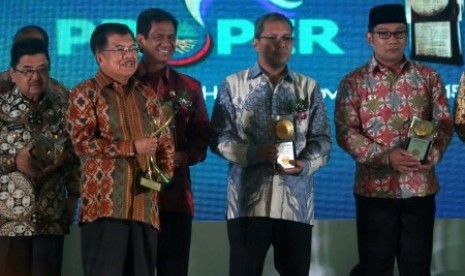 Wakil Presiden Jusuf Kalla memberikan penghargaan kepada para pemenang PROPER dan Adipura 2015 di Jakarta, Senin (23/11).