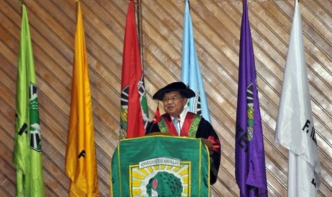 Wakil Presiden, Jusuf Kalla memberikan pidato pada acara penganugerahan gelar doktor kehormatan di kampus Universitas Andalas (Unand), Limau Manis, Padang, Sumatera Barat, Senin (5/9). 