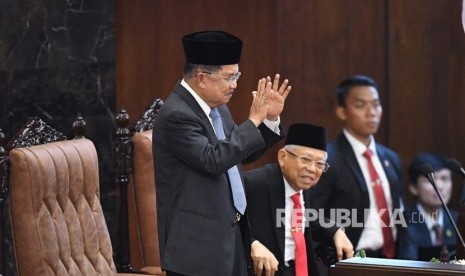 Wakil Presiden Jusuf Kalla memberikan salam disaksikan Wakil Presiden terpilih Ma'ruf Amin dalam upacara pelantikan presiden dan wakil presiden 2019-2024 di Gedung Nusantara, kompleks Parlemen, Senayan, Jakarta, Ahad (20/10/2019).