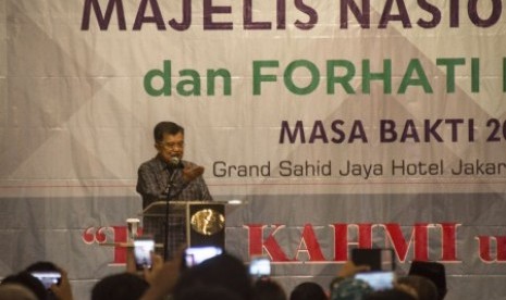 Wakil Presiden Jusuf Kalla memberikan sambutan dalam pelantikan pengurus majelis nasional Korps Alumni Himpunan Mahasiswa Islam (KAHMI) dan Forum Alumni HMI-Wati/Kohati (FORHATI) masa bakti 2017-2022 di Jakarta, Minggu (11/3). Kegiatan tersebut mengangkat tema dari KAHMI untuk NKRI. 