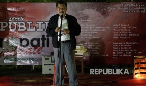 Wakil Presiden Jusuf Kalla memberikan sambutan disela acara Sajak untuk Republik di Taman Suropati, Jakarta Pusat, Minggu (6/8) malam.