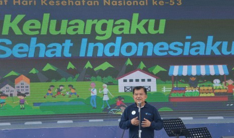 Wakil Presiden Jusuf Kalla memberikan sambutan ketika menghadiri peringatan Hari Kesehatan Nasional (HKN) di Kawasan Bundaran HI Jakarta, Minggu (12/11). 