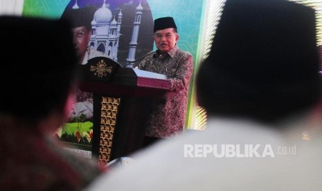 Wakil Presiden Jusuf Kalla memberikan sambutan saat berkunjung ke Kantor PBNU, Jakarta, Selasa (3/7). PBNU mengadakan kegiatan Halal Bi Halal sekaligus tasyakuran hari ulang tahun KH Said Aqil Siroj ke-65.