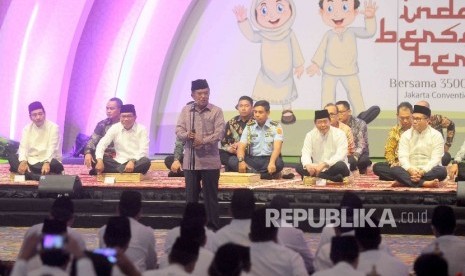 Wakil Presiden Jusuf Kalla memberikan sambutan saat menghadiri buka puasa bersama Himpunan Bank Bank Milik Negara (Himbara) di Jakarta Convention Center (JCC), Senayan, Jakarta, Kamis (23/6).  (Republika/ Agung Supriyanto)