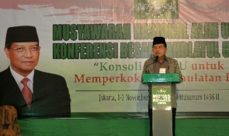 Wakil Presiden Jusuf Kalla memberikan sambutan saat menghadiri pembukaan Musyawarah Nasional Alim Ulama dan Konferensi Besar Nahdlatul Ulama 2014 di Kantor PBNU, Jakarta, Sabtu (1/11).