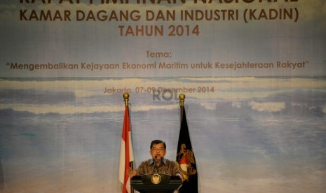 Wakil Presiden Jusuf Kalla memberikan sambutan saat pembukaan Rapat Pimpinan Nasional (Rapimnas) Kadin 2014 , Jakarta, Senin (8/12). 