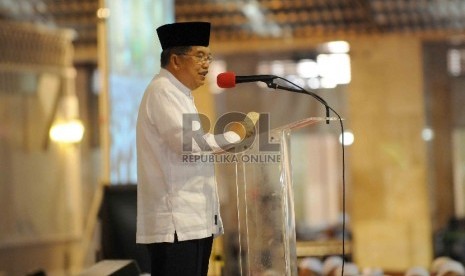  Wakil Presiden Jusuf Kalla memberikan sambutannya saat menghadiri peringatan Maulid Nabi Muhammad SAW 1437 H di Masjid Istiqlal, Jakarta, Kamis (24/12).