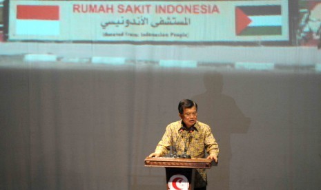 Wakil Presiden Jusuf Kalla memberikan sambutannya saat penyerahan Rumah Sakit Indonesia secara simbolik kepada Pemerintah Palestina di Teater Jakarta, Taman Ismail Marjuki, Jakarta Pusat, Sabtu (9/1).