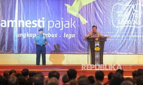 Wakil Presiden Jusuf Kalla memberikan sambutannya saat sosialisasi kebijakan pengampunan pajak (tax amnesty) di Gedung Kementerian Keuangan, Jakarta, Kamis (21/7).