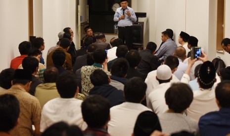 Wakil Presiden Jusuf Kalla memberikan tausyiah usai menunaikan Salat Tarawih di Masjid Indonesia Tokyo, Meguro, Tokyo, Jepang, Ahad (4/6).