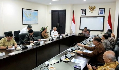 Wakil Presiden Jusuf Kalla memimpin rapat yang dihadiri Menteri Pekerjaan Umum dan Perumahan Rakyat Basuki Hadimuljono dan Menteri PPN/Kepala Bappenas Bambang Brodjonegoro di Kantor Wakil Presiden, Jakarta, Senin (8/4).