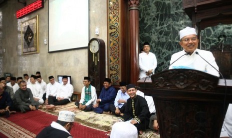 Wakil Presiden Jusuf Kalla, mendengarkan tausiah Ustaz Abdul Somad di Masjid Sunda Kelapa, Ahad (4/2)