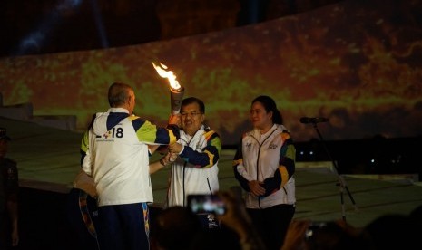 Wakil Presiden Jusuf Kalla menerima api abadi.