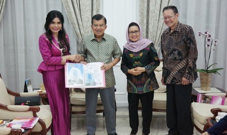 Wakil Presiden Jusuf Kalla menerima kunjungan Dr. Deby Vinski, AAMS, MScAA, Presiden Badan Akreditasi Kedokteran Preventive & Anti-Aging Dunia (WOCPM) 