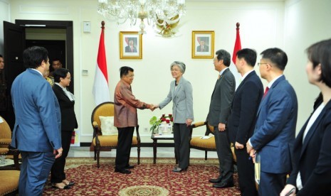 Wakil Presiden Jusuf Kalla menerima kunjungan kehormatan Menteri Luar Negeri Korea Selatan, Kang Kyung Wha di Kantor Wakil Presiden, Jakarta Pusat, Senin (8/4).